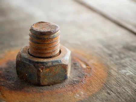 Bullone arrugginito che non si sblocca? Lo sbloccante spray classico non fa effetto? Stai per usare il cannello? Aspetta, abbiamo la soluzione per te!